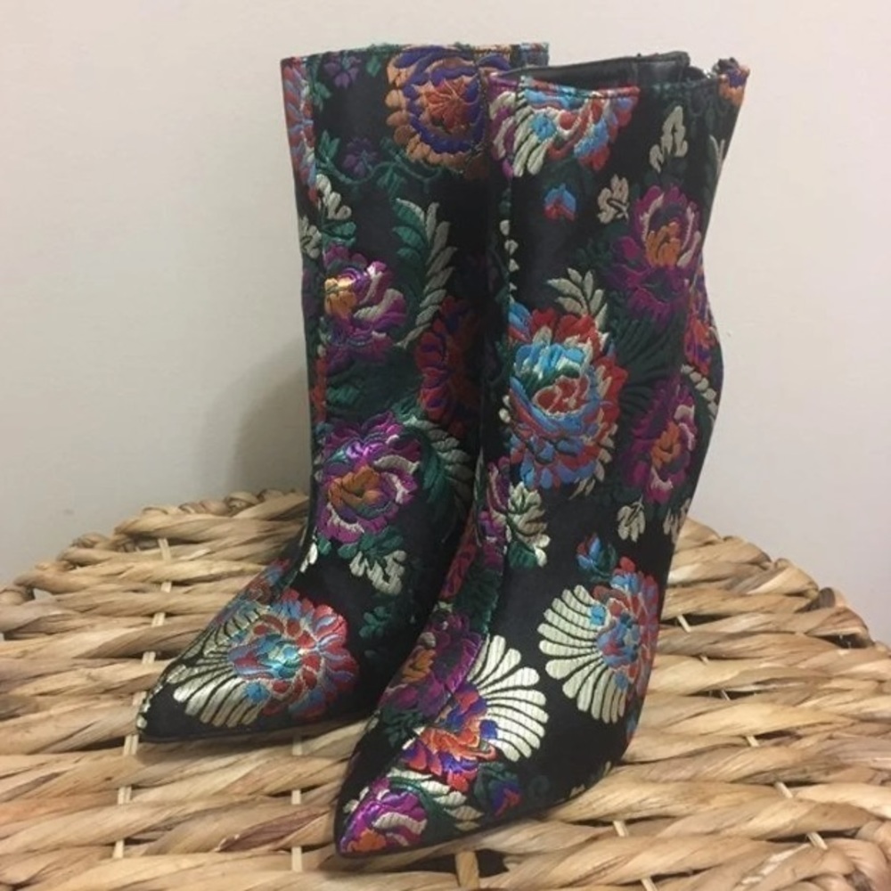 “Madelina” Justfab Black Flower 4” Heel Booties! 💥 - Picture 3 of 11